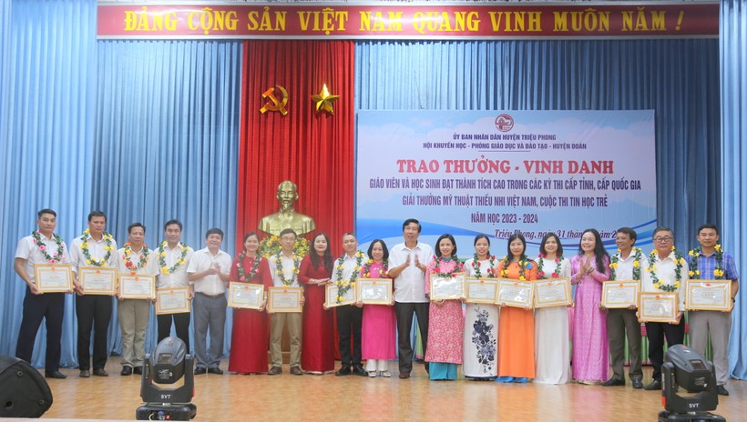 Các giáo viên tham gia bồi dưỡng, huấn luyện học sinh đạt thành tích được khen thưởng.