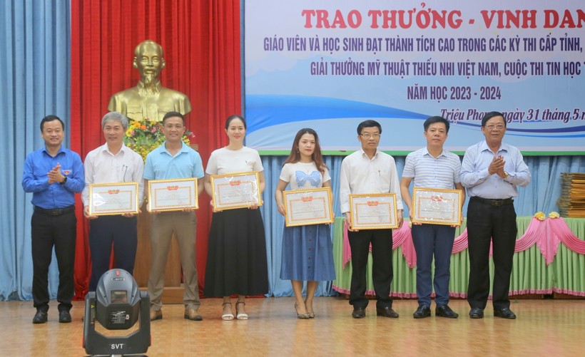 Trao thưởng giáo viên đạt thành tích Giải thưởng Mỹ thuật thiếu nhi.