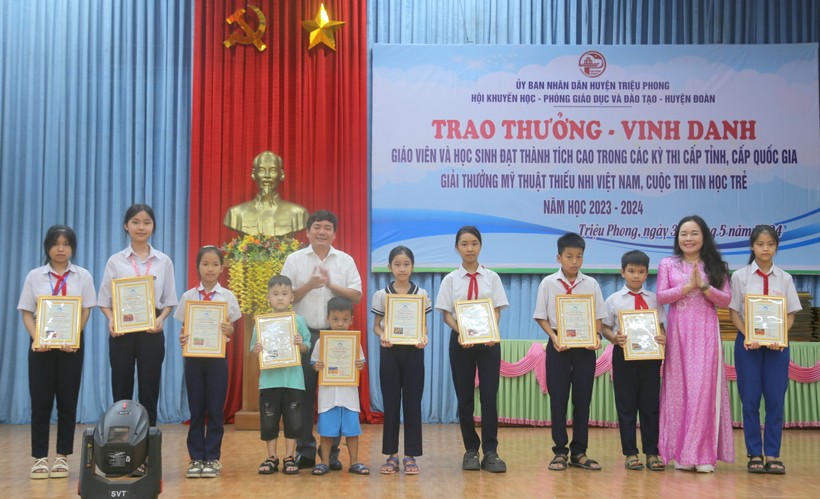 Các học sinh đạt giải thưởng Mỹ thuật.