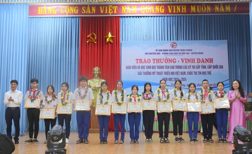 Trao thưởng cho học sinh đạt giải Ba.