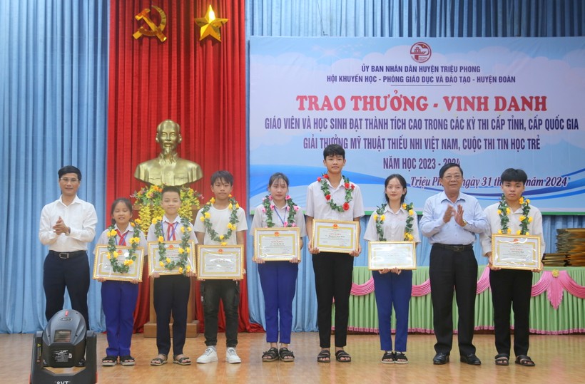 Lãnh đạo UBND huyện Triệu Phong trao giấy khen cho các học sinh đạt giải Nhì.