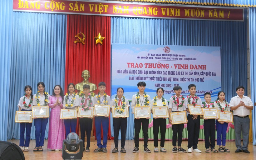 Lãnh đạo UBND huyện Triệu Phong và Phòng GD&ĐT khen thưởng học sinh.