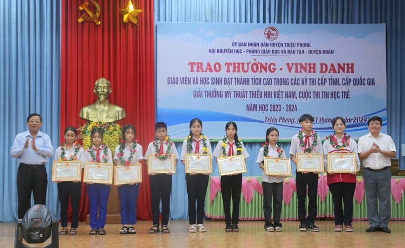 Những học sinh đạt giải cao trong kỳ thi học sinh giỏi được khen thưởng.