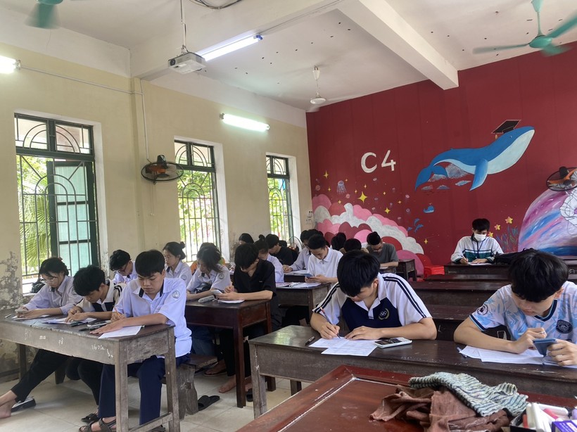 Học sinh lớp 12 Trường THPT C Hải Hậu cùng nhau ôn luyện chuẩn bị cho kỳ thi tốt nghiệp THPT 2024.