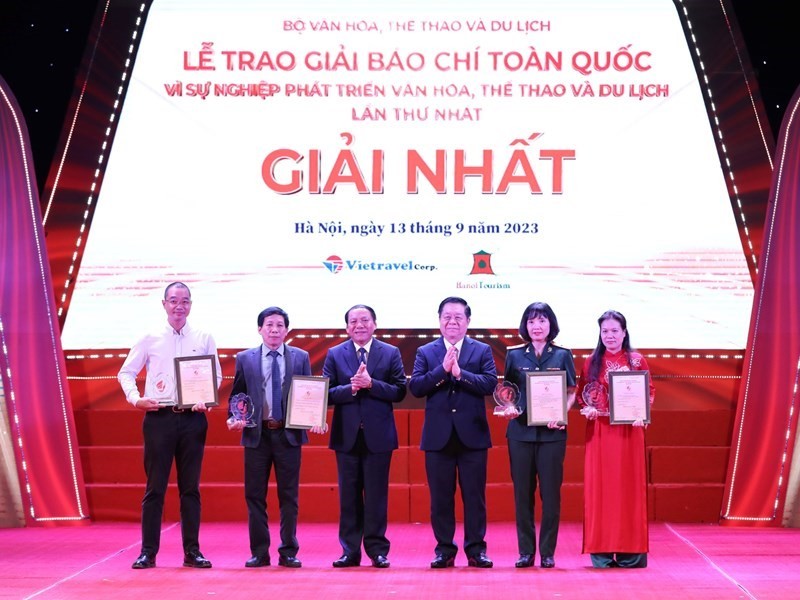 Các tác giả nhận giải Nhất Giải Báo chí toàn quốc “Vì sự nghiệp phát triển Văn hóa, Thể thao và Du lịch” lần thứ nhất