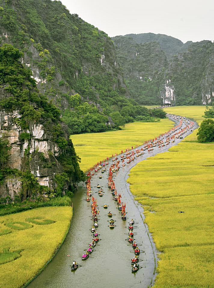 Những ngày đầu tháng 6 này, Tam Cốc đang diễn ra Tuần Du lịch tỉnh Ninh Bình năm 2024 với chủ đề “Sắc vàng Tam Cốc – Tràng An“. Đúng thời điểm Giang đến lễ tế thần nông diễn ra trên sông Ngô Đồng. Không chỉ hòa mình vào dòng người đi hội, ngắm nhìn Tam Cốc mùa vàng mà anh bạn còn check-in trên Đỉnh Mây, Khe Giời - một trong những địa điểm có tầm view đẹp nhất.