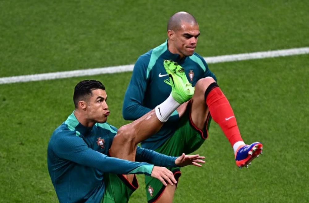 Ronaldo - 39 tuổi, Pepe - 41 tuổi, tiếp tục chinh chiến, tìm kiếm vinh quang cùng tuyển Bồ Đào Nha. Ảnh: UEFA