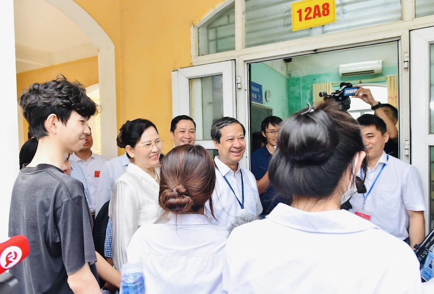 Bộ trưởng trò chuyện, động viên thí sinh tại điểm thi Trường THPT B Duy Tiên, Hà Nam trước giờ vào phòng thi