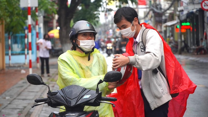 Tại điểm thi Trường THPT Châu Văn Liêm, quận Ninh Kiều, TP Cần Thơ, trời mưa khiến việc di chuyển đến điểm thi của các thí sinh trở nên khó khăn hơn.  Em Trần Lê Hưng Thịnh – thí sinh lớp 12A3, Trường THPT Châu Văn Liêm – chia sẻ: “Nhà em ở đường Cách mạng Tháng 8, chạy tới điểm thi cũng hơi xa, thêm trời mưa nữa nên sáng nay ba của em phải chuẩn bị từ 5h30 để tranh thủ đưa em đến điểm thi.