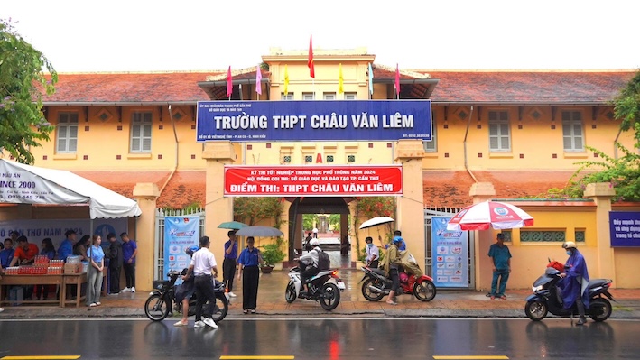 Tại điểm thi Trường THPT Châu Văn Liêm, quận Ninh Kiều, TP Cần Thơ, trời mưa khiến việc di chuyển đến điểm thi của các thí sinh trở nên khó khăn hơn. Ảnh: Yến Phương.