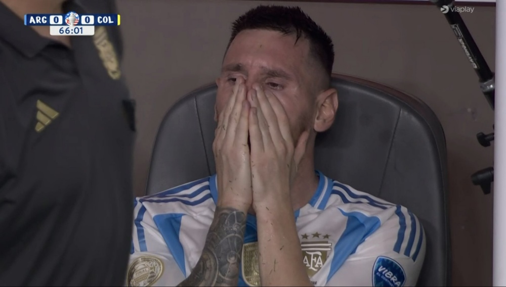 Messi khóc nức nở sau khi buộc phải rời sân vì chấn thương. Ảnh: Cắt từ video