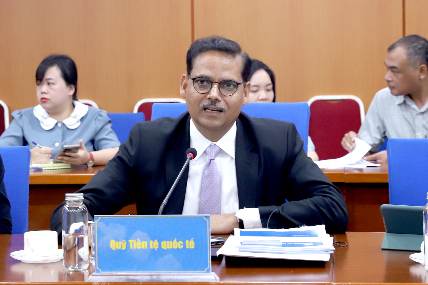 Ông Sandeep Saxena – Phó trưởng phòng Quản lý tài chính công, Vụ Tài khoá, IMF phát biểu tại cuộc làm việc.