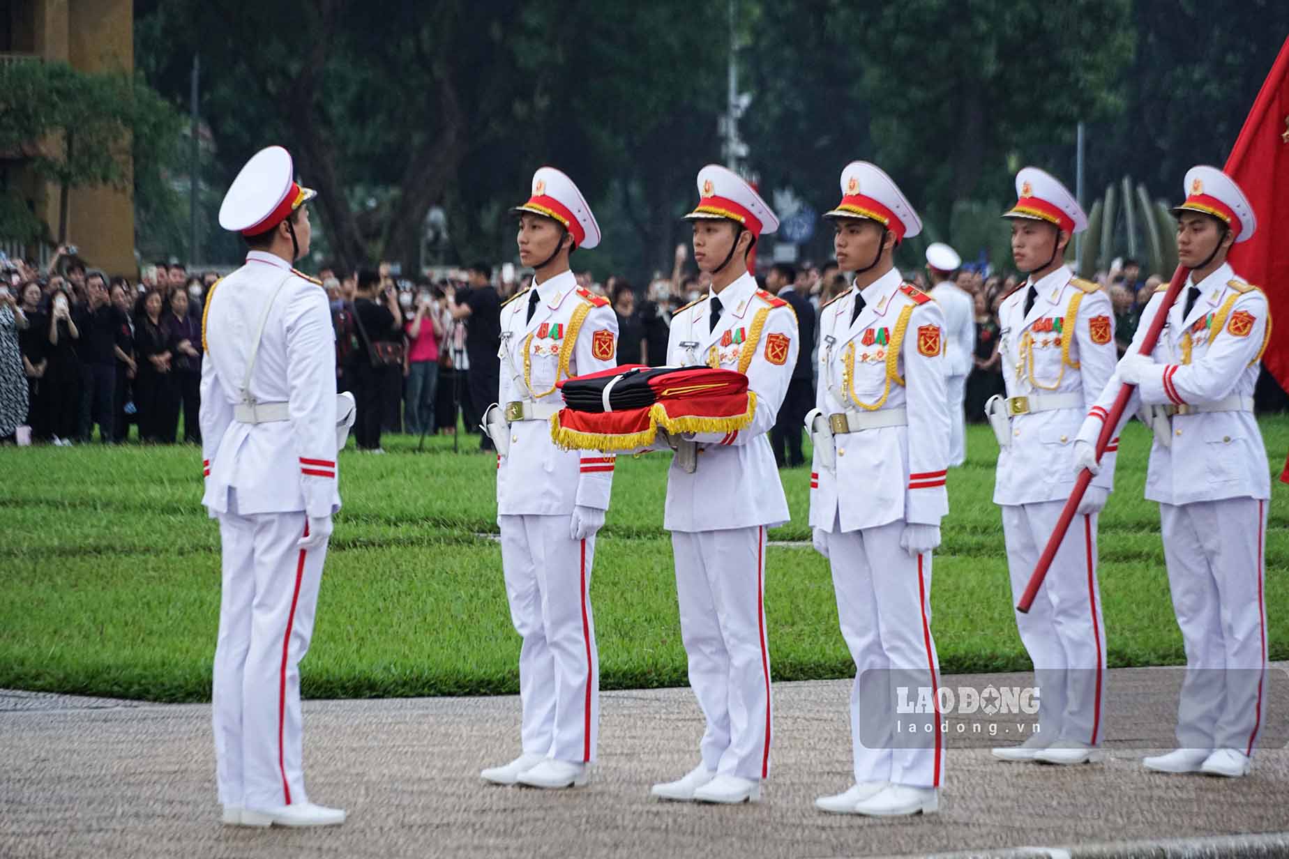 Đứng đầu đoàn là quân kỳ “Quyết thắng”.