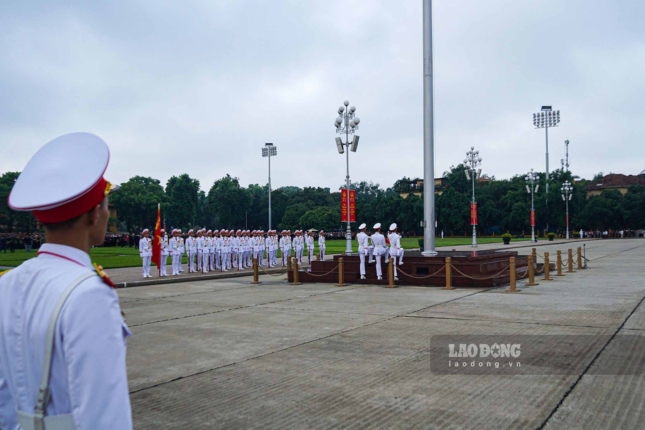 Tiếp đó là đội tiêu binh gồm 34 người (tượng trưng cho 34 chiến sĩ đầu tiên của Đội Việt Nam Tuyên truyền Giải phóng quân) – bước vào khuôn viên quảng trường Ba Đình, hướng đến phía chân cột cờ.