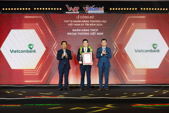 Đại diện Vietcombank nhận danh hiệu “Ngân hàng uy tín nhất Việt Nam năm 2024”