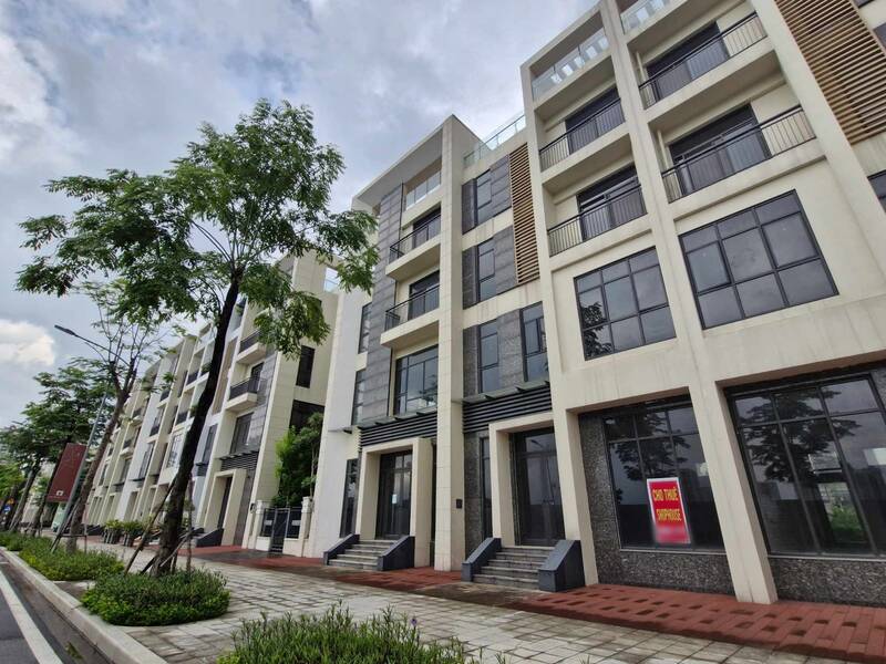 Hàng loạt căn shophouse ở khu vực quận Tây Hồ (Hà Nội) thời gian qua đang được chủ sở hữu giăng kín biển cho thuê. Ảnh: Thu Giang