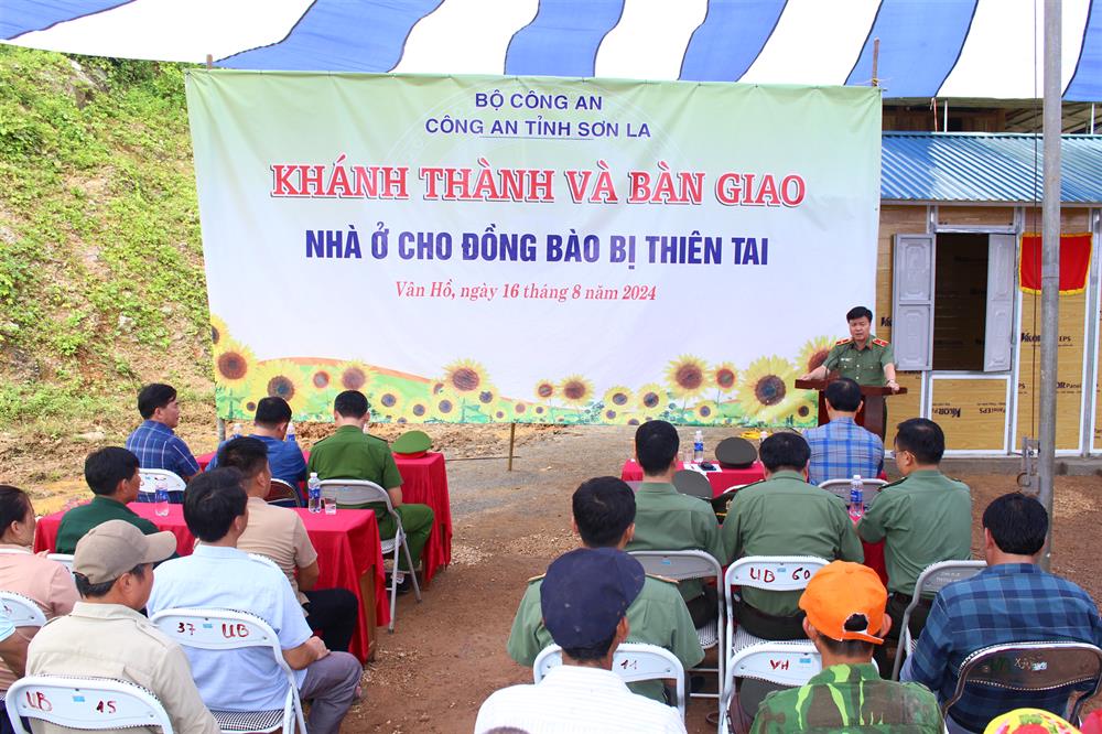 Công an tỉnh Sơn La tổ chức khánh thành và bàn giao nhà ở cho đồng bào bị thiên tai. Ảnh: Bộ Công an