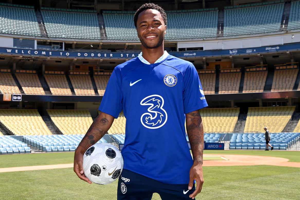 Nụ cười hạnh phúc ngày ra mắt như thế này không còn xuất hiện với Sterling nữa. Ảnh: Chelsea FC