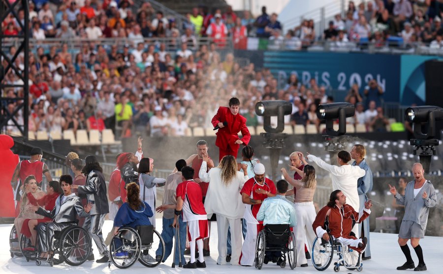 Tiết mục nghệ thuật của Christine and the Queens trong lễ khai mạc Paralympic 2024. Ảnh: Paris 2024