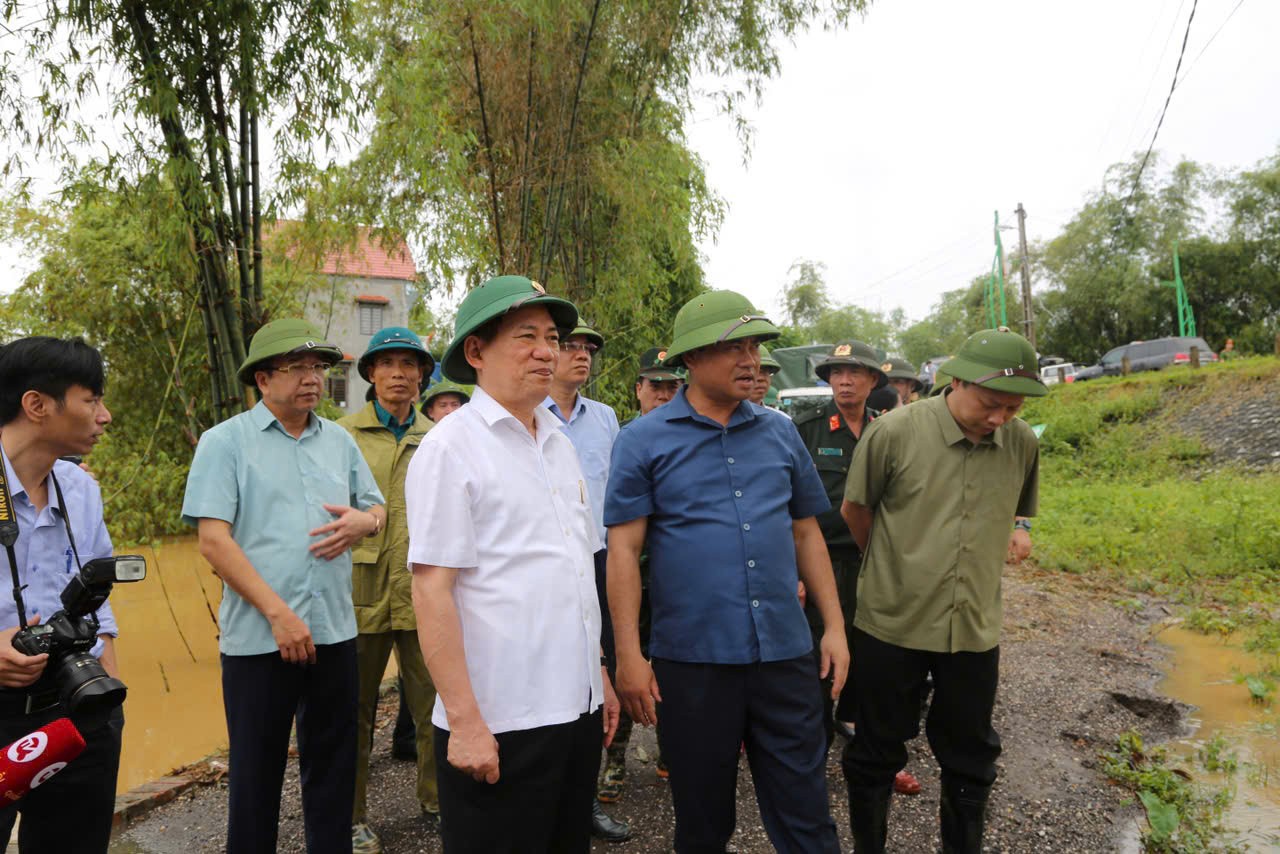 Phó Thủ tướng, Bộ trưởng Hồ Đức Phớc thị sát tình hình tại đập Ba Đa.