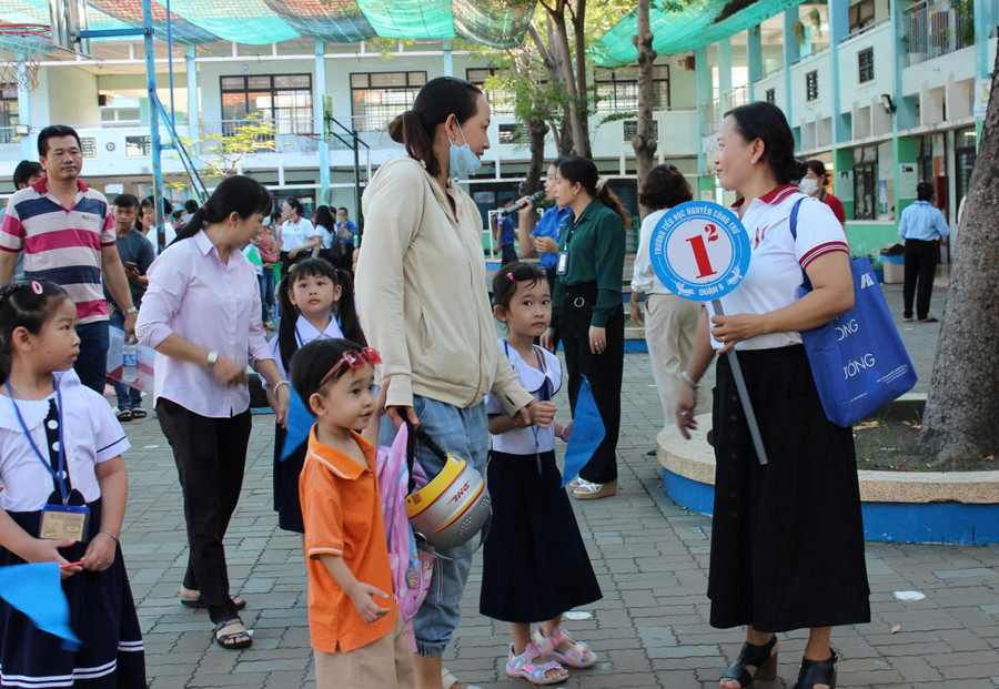 Học sinh TPHCM tựu trường năm học mới.