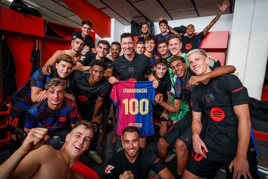 Robert Lewandowski đánh dấu trận thứ 100 trong màu áo Barcelona. Ảnh: FC Barcelona