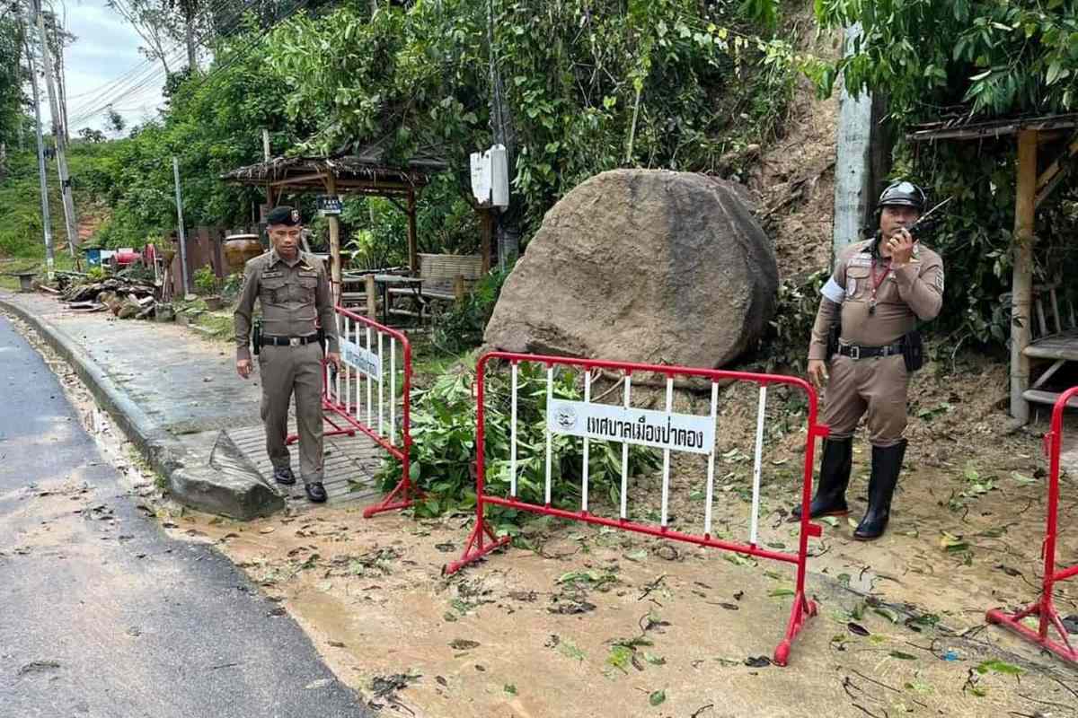 Cảnh sát dựng rào chắn bên cạnh một tảng đá lớn rơi xuống trong trận lở đất do mưa lớn ở Patong, Phuket ngày 18.9. Ảnh: Cảnh sát Patong