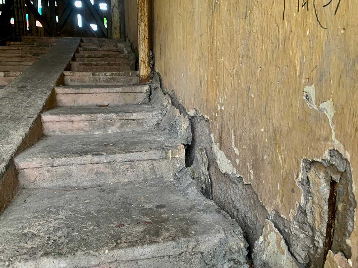 Những vết nứt xuất hiện trên hệ thống cầu thang chung của toà nhà. Ảnh: Nhật Minh