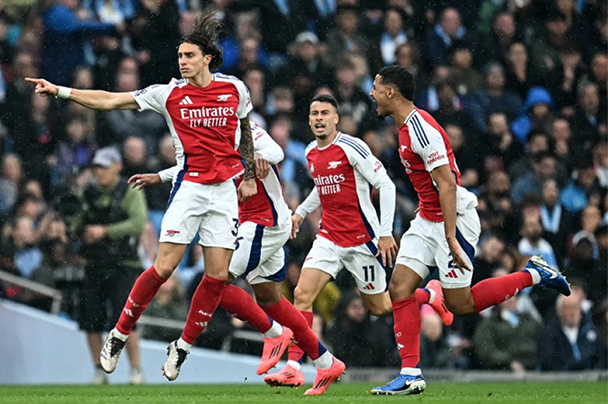 Riccardo Calafiori có màn trình diễn đáng khen ngợi trong trận đá chính đầu tiên tại Premier League. Ảnh: AFP