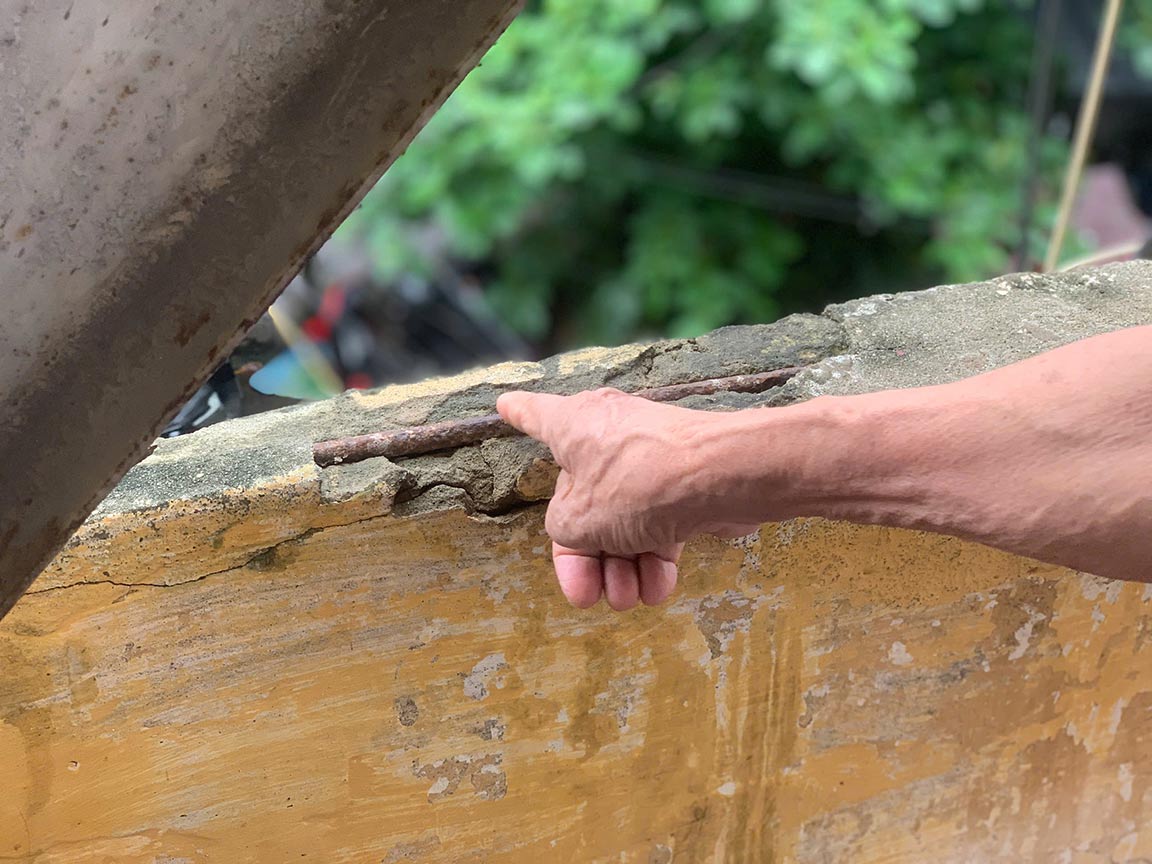 Bờ tường bị hư hỏng, lộ ra lõi thép bên trong. Ảnh: Nhật Minh