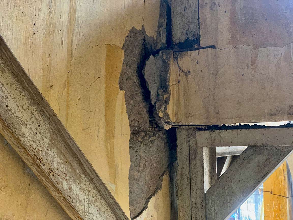 Nhiều đoạn tường nứt vỡ, tiềm ẩn nhiều nguy hiểm cho các hộ dân sinh sống. Ảnh: Nhật Minh