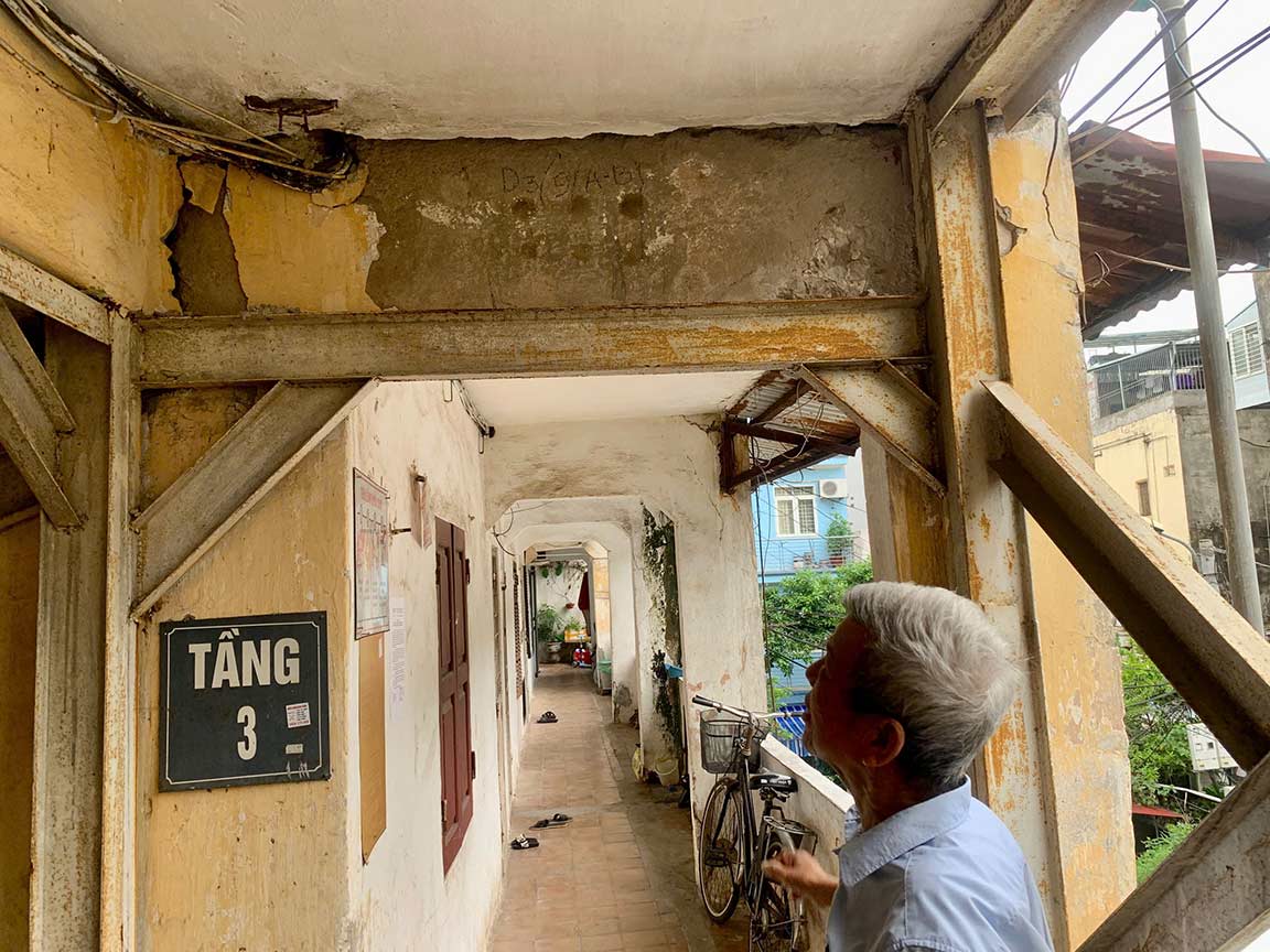 Ông Nguyễn Đình Chín lo ngại về sự an toàn của khu tập thể. Ảnh: Nhật Minh