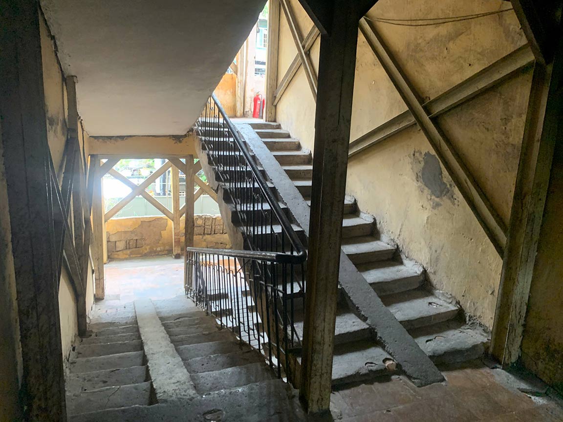 Hệ thống giàn giáo thép được lắp đặt để gia cố cho toà nhà. Ảnh: Nhật Minh