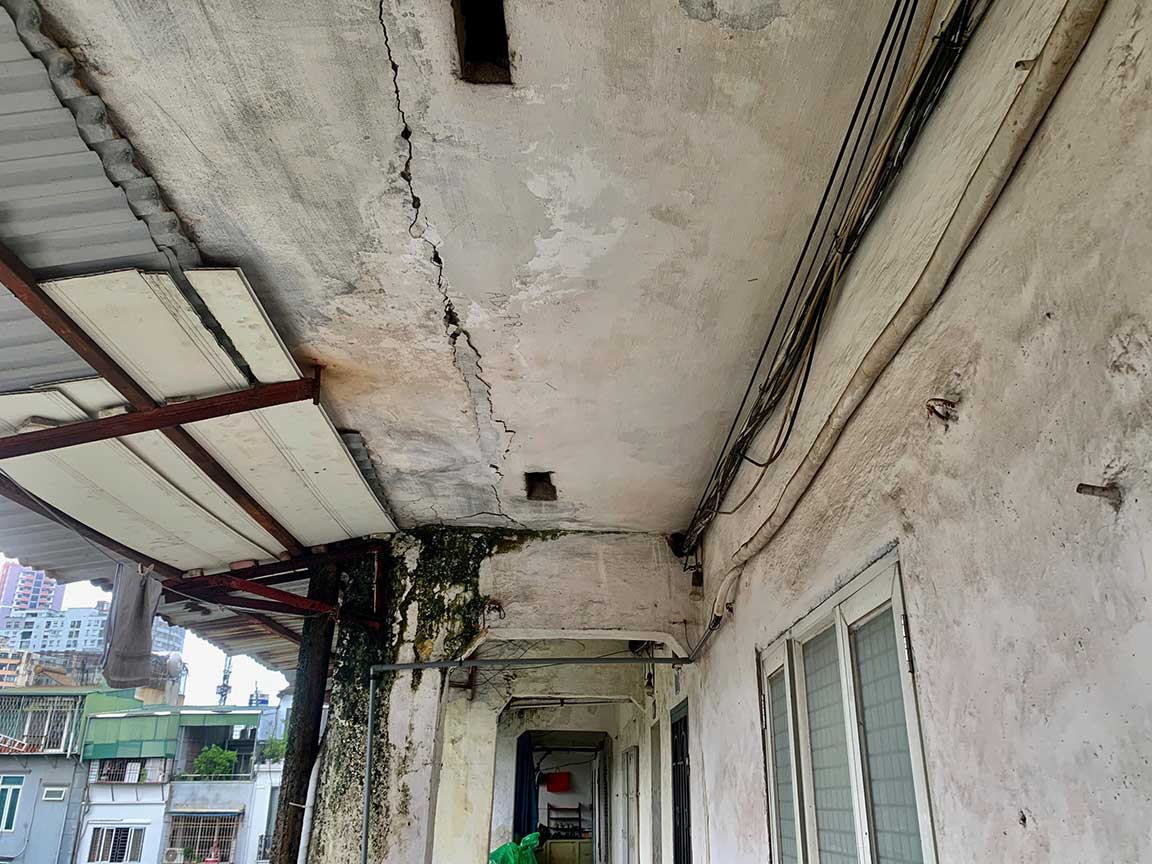 Vết nứt chạy dài trên trần nhà của khu tập thể A7 Tân Mai (quận Hoàng Mai, Hà Nội). Ảnh: Nhật Minh