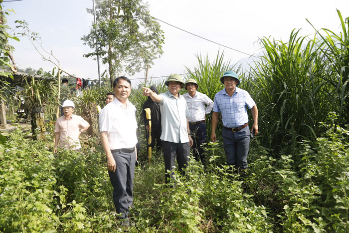 Bí thư thị xã Sa Pa Phan Đăng Toàn yêu cầu khẩn trương bố trí tái định cư để người dấn sớm ổn định cuộc sống. Ảnh: Hồng Hải