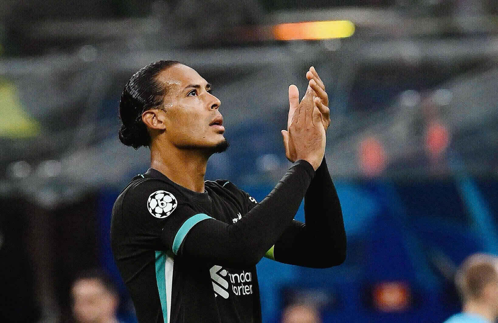 Van Dijk là trụ cột không thể thay thế của hàng thủ Liverpool trong nhiều năm qua.  Ảnh: LFC