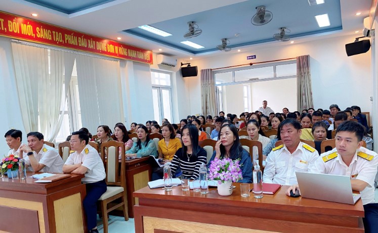 Người nộp thuế trên địa bàn tham gia Hội nghị tập huấn chính sách thuế của Cục Thuế Quảng Bình.
