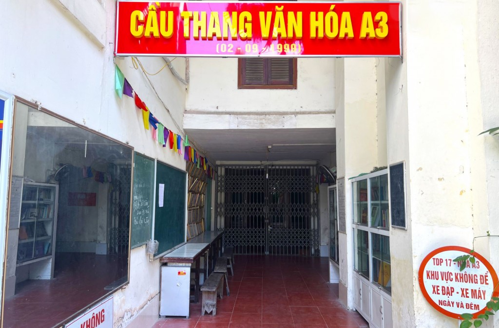 Nhiều người dân thích ngồi ở không gian cầu thang văn hóa để đọc và trò chuyện với hàng xóm