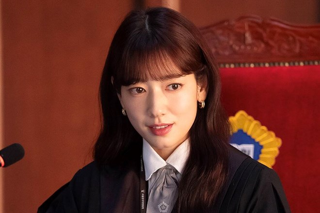 Thời trang của Park Shin Hye trong “Thẩm phán từ địa ngục