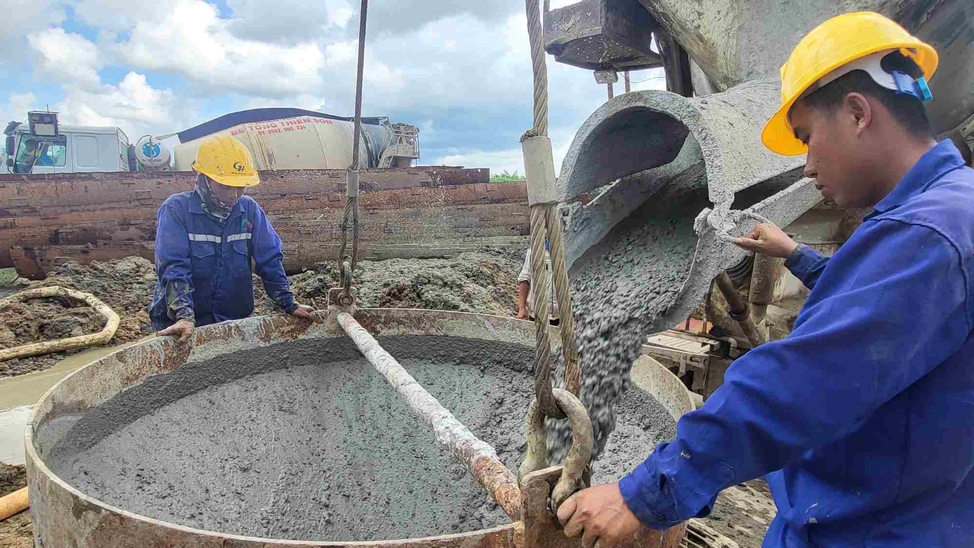 Trong thời gian chờ nguồn cát chỉ định hoàn tất thủ tục cấp phép, nhà thầu mua bêtông thương phẩm để thi công các hạng mục cầu, cống… Ảnh: Viên Nguyễn