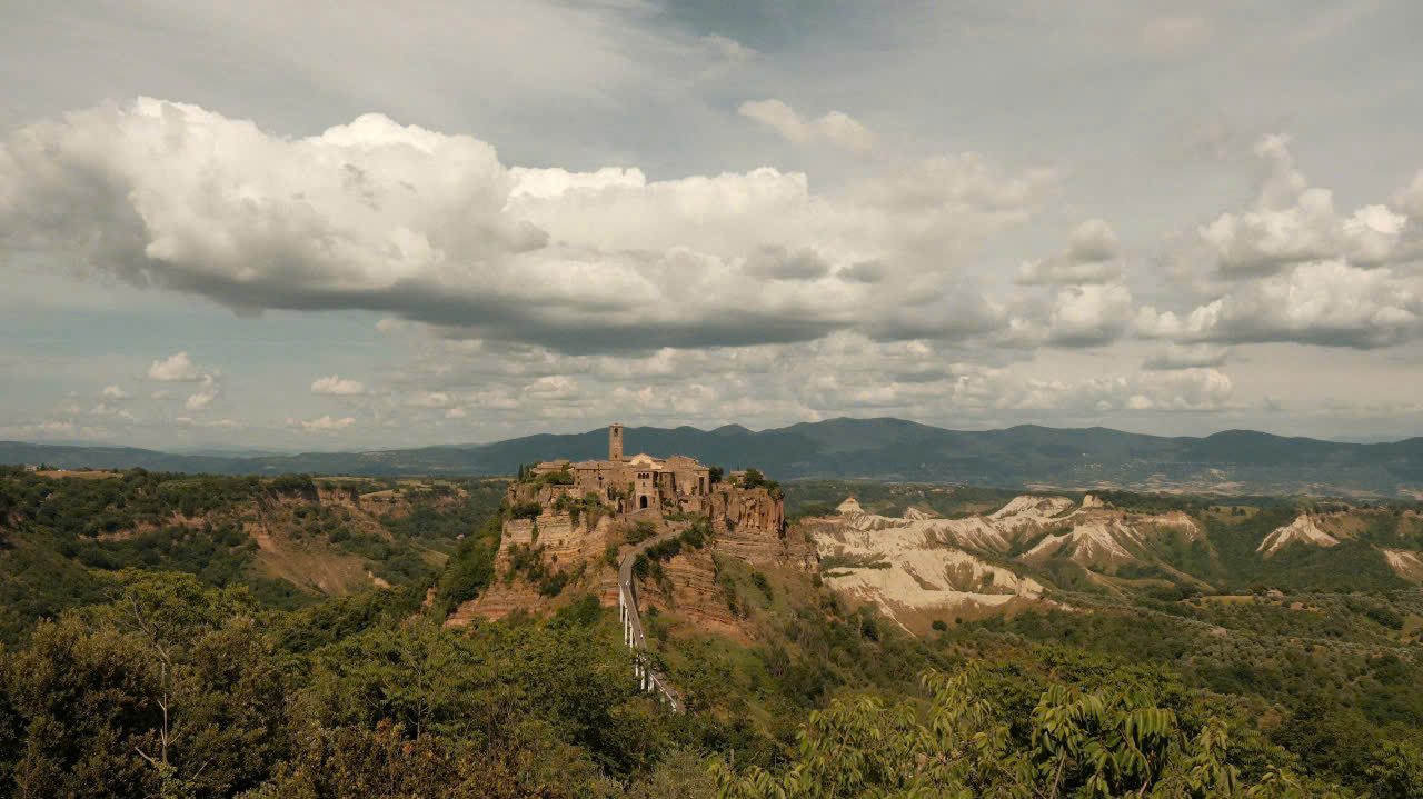 Cách thành Rome chỉ 120km về phía bắc, thuộc tỉnh Viterbo, Civita di Bagnoregio nằm lơ lửng trên ngọn đồi cao, nhìn thẳng ra thung lũng sông Tiber thơ mộng. Được hình thành từ khoảng 2.500 năm trước bởi tộc người Etruscan, Civita di Bagnoregio từng vô cùng sầm uất.