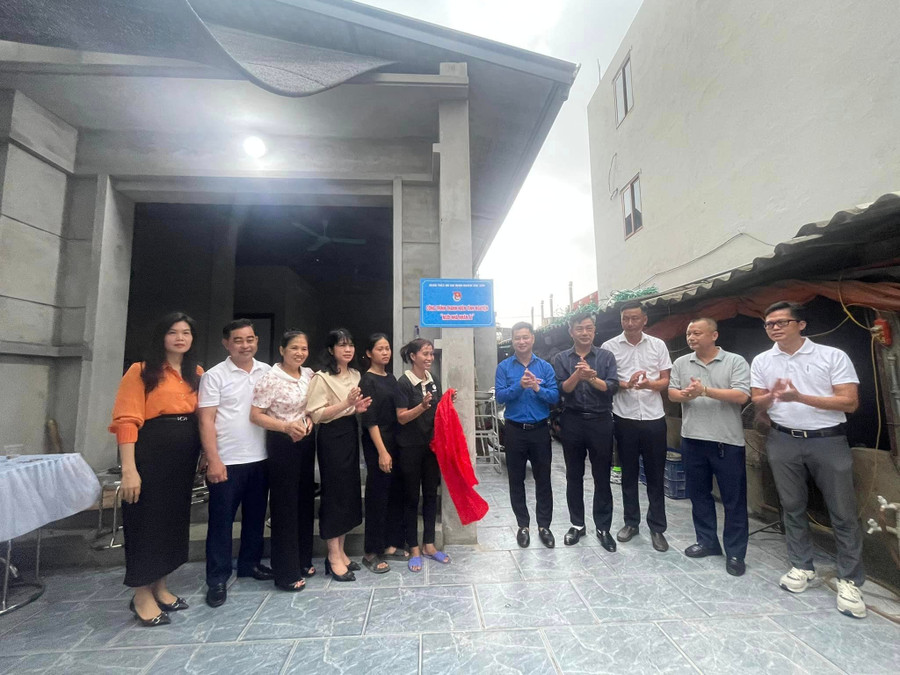 Nhờ sự chung tay của các nhà hảo tâm cùng thầy trò nhà trường, ngôi nhà đã được khánh thành và bàn giao cho gia đình học sinh khó khăn. soc-5-1042-5222.jpg