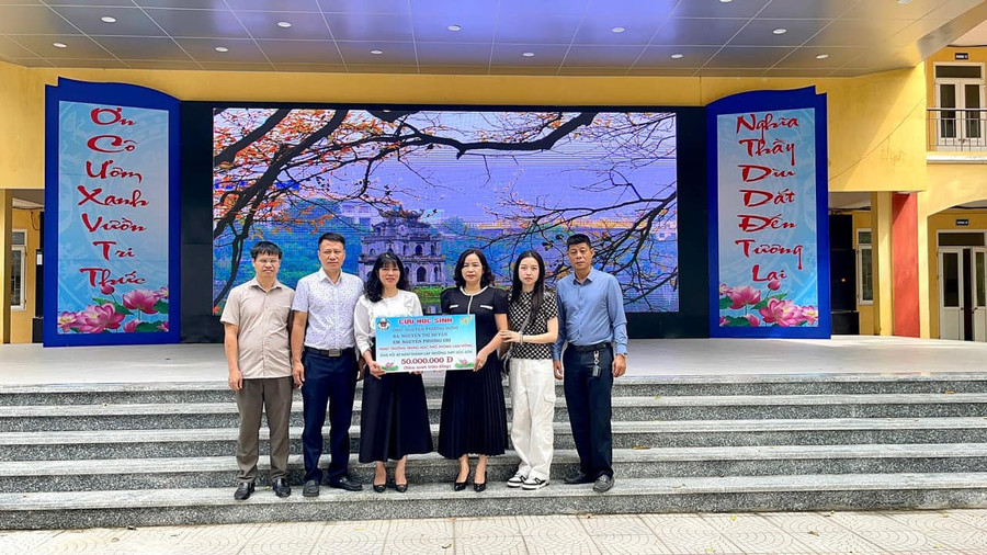 Nhà trường tiếp nhận những tấm lòng hảo tâm từ các thế hệ cựu học sinh của trường với tinh thần trân quý. soc-9-7875-2221.jpg