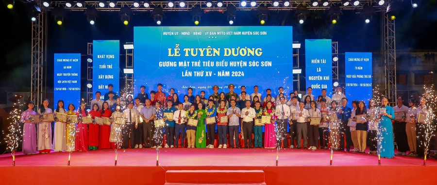 Thầy trò Trường THPT Sóc Sơn cũng góp mặt trong lễ tuyên dương gương mặt trẻ tiêu biểu huyện Sóc Sơn năm 2024. soc-4-9446-8640.jpg