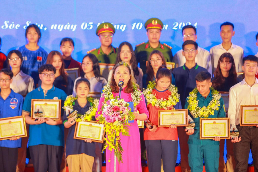 Cô giáo Trần Thị Thúy - giáo viên Trường THPT Sóc Sơn phát biểu cảm nghĩ tại lễ tuyên dương. tran-thuy-6120-9514.jpg