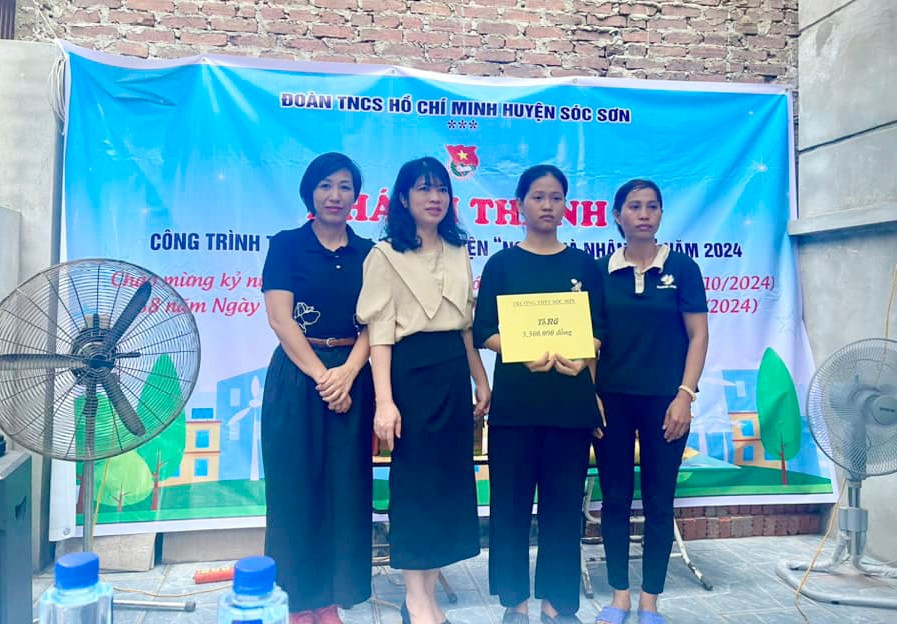 Lãnh đạo nhà trường và học sinh bên cạnh công trình nhà tình nguyện cho học sinh khó khăn. soc-6-4054-6199.jpg