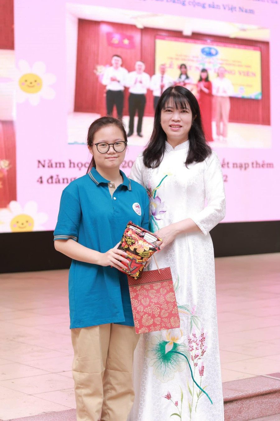 Cô Hiệu trưởng Nguyễn Thị Diệu Thanh và học trò. soc-10-9159-6278.jpg