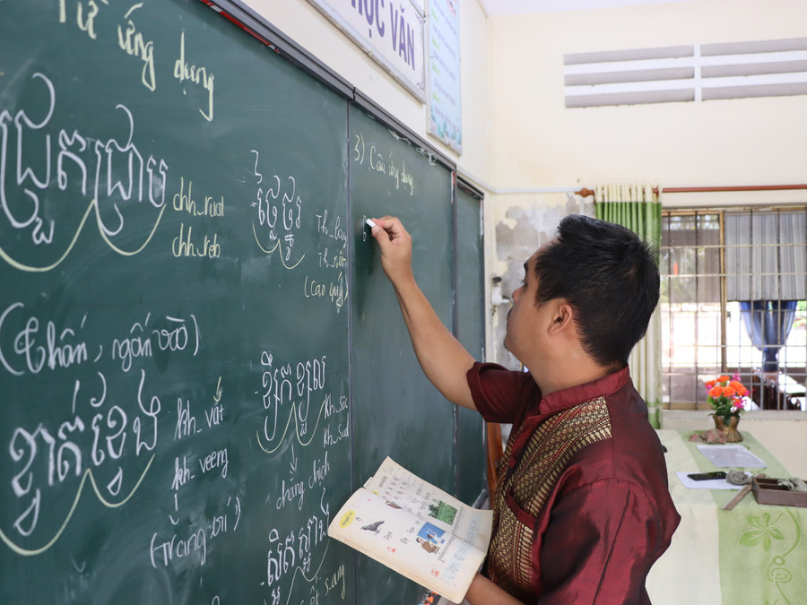 Thầy Tăng Quốc Đạt dạy chữ Khmer trên lớp học. day-chu-khmer-7445-4003.jpg