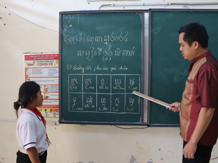 Một tiết học tiếng dân tộc tại Trường phổ thông dân tộc nội trú THCS Danh Thị Tươi. day-chu-2-7922-7461.jpg