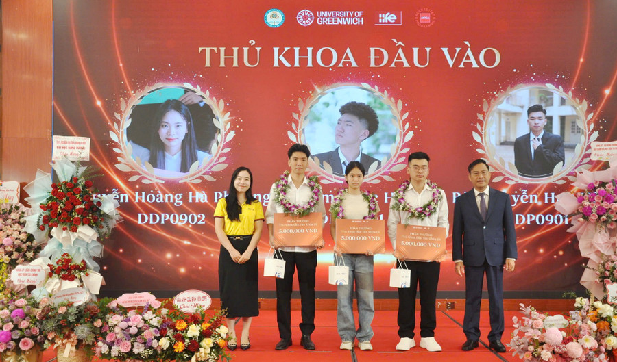 Vinh danh khen thưởng các thủ khoa đầu vào. khaigiangjpg3-9138-3032.jpg